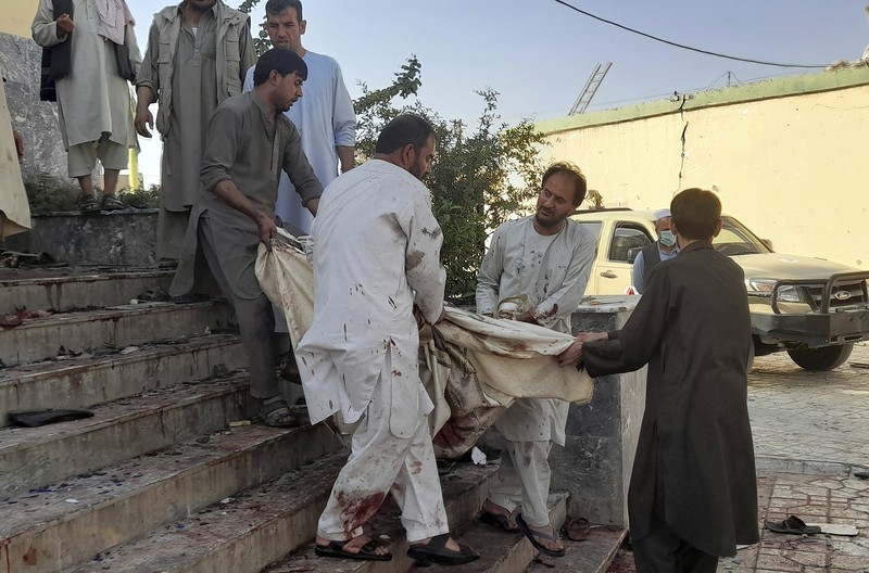 Bom bunuh diri ISIS di masjid komunitas Muslim Syiah di Kota Kunduz, Afghanistan, saat Salat Jumat (8/10) digelar, menewaskan 100 orang. (AP/Abdullah Sahil)