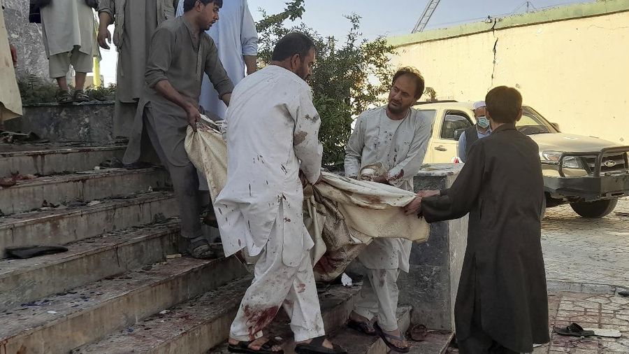 Bom bunuh diri ISIS di masjid komunitas Muslim Syiah di Kota Kunduz, Afghanistan, saat Salat Jumat (8/10) digelar, menewaskan 100 orang. (AP/Abdullah Sahil)