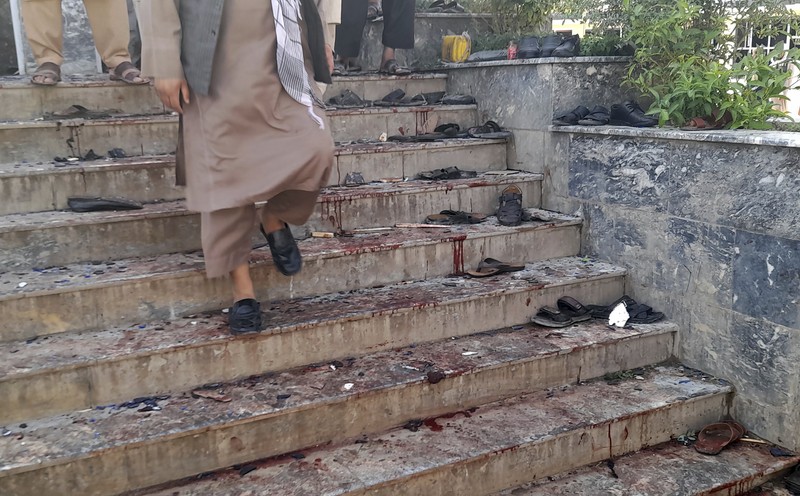Bom bunuh diri ISIS di masjid komunitas Muslim Syiah di Kota Kunduz, Afghanistan, saat Salat Jumat (8/10) digelar, menewaskan 100 orang. (AP/Abdullah Sahil)