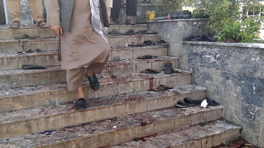 Bom bunuh diri ISIS di masjid komunitas Muslim Syiah di Kota Kunduz, Afghanistan, saat Salat Jumat (8/10) digelar, menewaskan 100 orang. (AP/Abdullah Sahil)