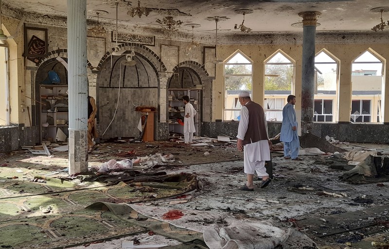 Bom bunuh diri ISIS di masjid komunitas Muslim Syiah di Kota Kunduz, Afghanistan, saat Salat Jumat (8/10) digelar, menewaskan 100 orang. (AP/Abdullah Sahil)