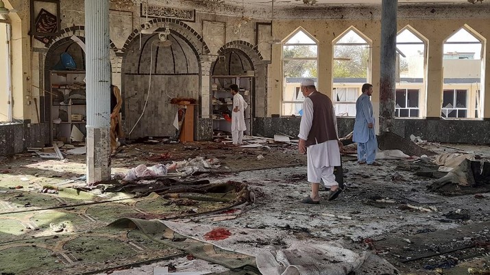 Bom bunuh diri ISIS di masjid komunitas Muslim Syiah di Kota Kunduz, Afghanistan, saat Salat Jumat (8/10) digelar, menewaskan 100 orang. (AP/Abdullah Sahil) Bom bunuh diri ISIS di masjid komunitas Muslim Syiah di Kota Kunduz, Afghanistan, saat Salat Jumat (8/10) digelar, menewaskan 100 orang. (AP/Abdullah Sahil)