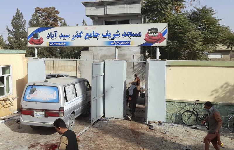Bom bunuh diri ISIS di masjid komunitas Muslim Syiah di Kota Kunduz, Afghanistan, saat Salat Jumat (8/10) digelar, menewaskan 100 orang. (AP/Abdullah Sahil)