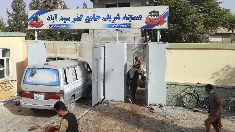 Bom bunuh diri ISIS di masjid komunitas Muslim Syiah di Kota Kunduz, Afghanistan, saat Salat Jumat (8/10) digelar, menewaskan 100 orang. (AP/Abdullah Sahil)