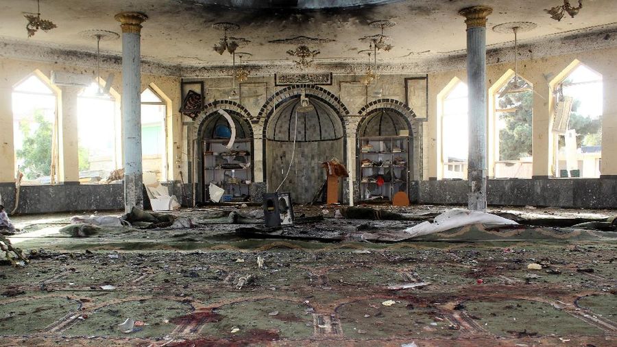 Bom bunuh diri ISIS di masjid komunitas Muslim Syiah di Kota Kunduz, Afghanistan, saat Salat Jumat (8/10) digelar, menewaskan 100 orang. (REUTERS/STRINGER)
