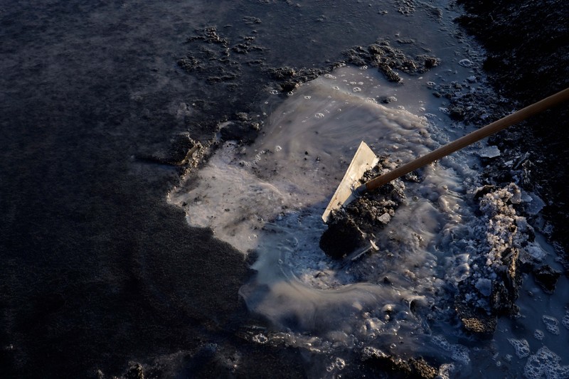 Garam yang terkena abu vulkanik yang disebabkan oleh letusan gunung berapi Cumbre Vieja, di Fuencaliente, di Pulau Canary La Palma, Spanyol. (REUTERS/JUAN MEDINA) Garam yang terkena abu vulkanik yang disebabkan oleh letusan gunung berapi Cumbre Vieja, di Fuencaliente, di Pulau Canary La Palma, Spanyol. (REUTERS/JUAN MEDINA)