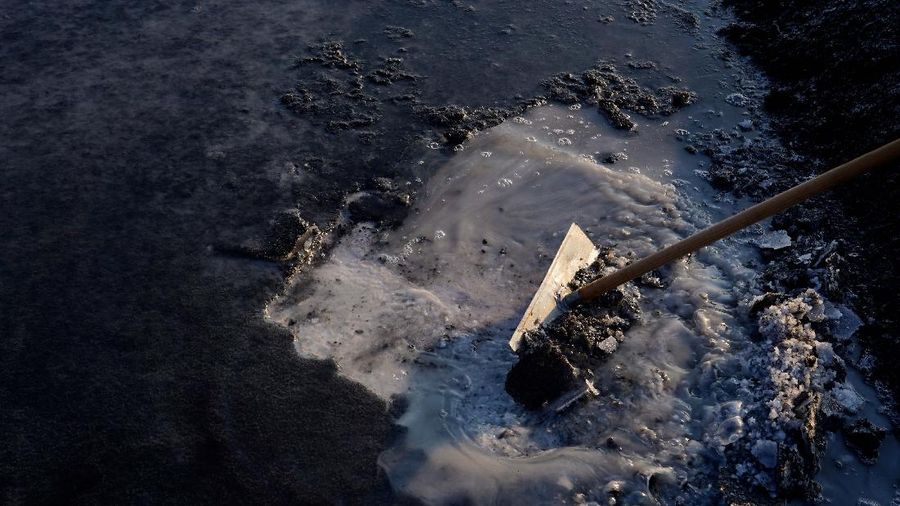 Garam yang terkena abu vulkanik yang disebabkan oleh letusan gunung berapi Cumbre Vieja, di Fuencaliente, di Pulau Canary La Palma, Spanyol. (REUTERS/JUAN MEDINA)