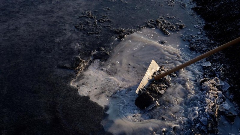 Garam yang terkena abu vulkanik yang disebabkan oleh letusan gunung berapi Cumbre Vieja, di Fuencaliente, di Pulau Canary La Palma, Spanyol. (REUTERS/JUAN MEDINA)