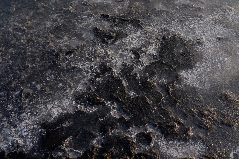 Garam yang terkena abu vulkanik yang disebabkan oleh letusan gunung berapi Cumbre Vieja, di Fuencaliente, di Pulau Canary La Palma, Spanyol. (REUTERS/JUAN MEDINA) Garam yang terkena abu vulkanik yang disebabkan oleh letusan gunung berapi Cumbre Vieja, di Fuencaliente, di Pulau Canary La Palma, Spanyol. (REUTERS/JUAN MEDINA)