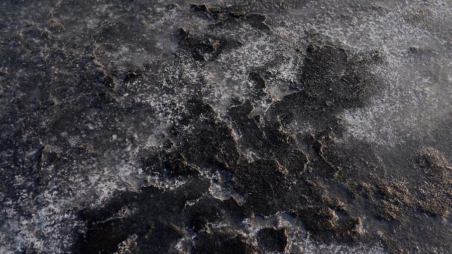 Garam yang terkena abu vulkanik yang disebabkan oleh letusan gunung berapi Cumbre Vieja, di Fuencaliente, di Pulau Canary La Palma, Spanyol. (REUTERS/JUAN MEDINA)
