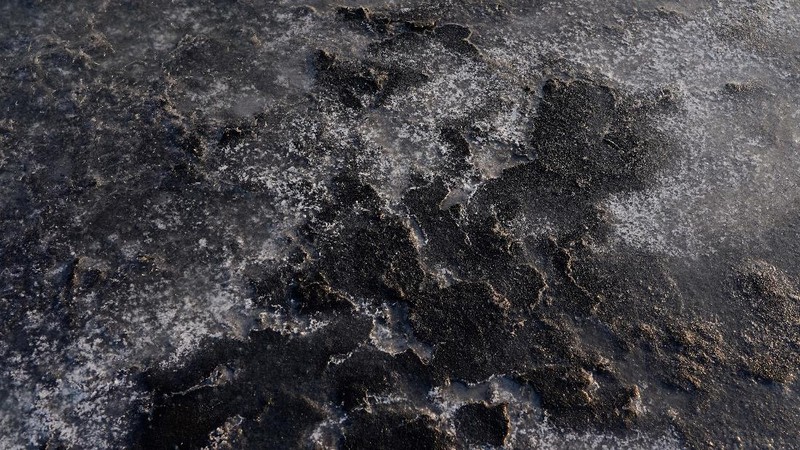 Garam yang terkena abu vulkanik yang disebabkan oleh letusan gunung berapi Cumbre Vieja, di Fuencaliente, di Pulau Canary La Palma, Spanyol. (REUTERS/JUAN MEDINA)
