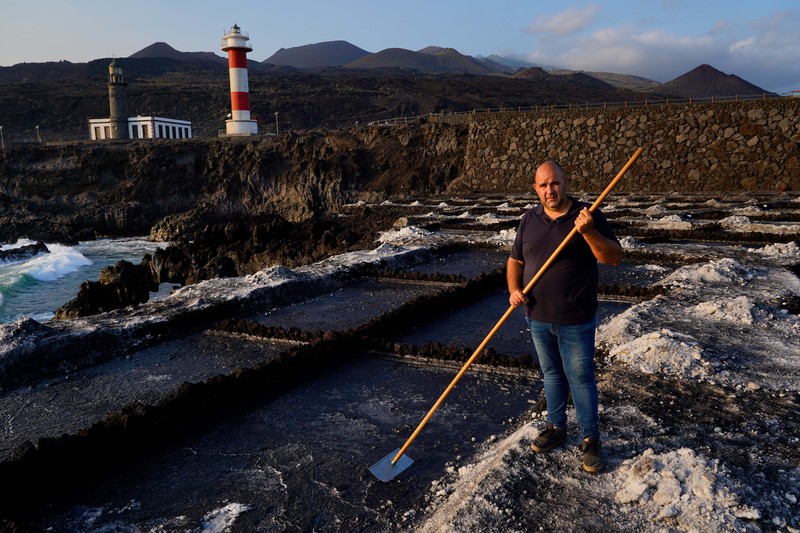 Garam yang terkena abu vulkanik yang disebabkan oleh letusan gunung berapi Cumbre Vieja, di Fuencaliente, di Pulau Canary La Palma, Spanyol. (REUTERS/JUAN MEDINA) Garam yang terkena abu vulkanik yang disebabkan oleh letusan gunung berapi Cumbre Vieja, di Fuencaliente, di Pulau Canary La Palma, Spanyol. (REUTERS/JUAN MEDINA)