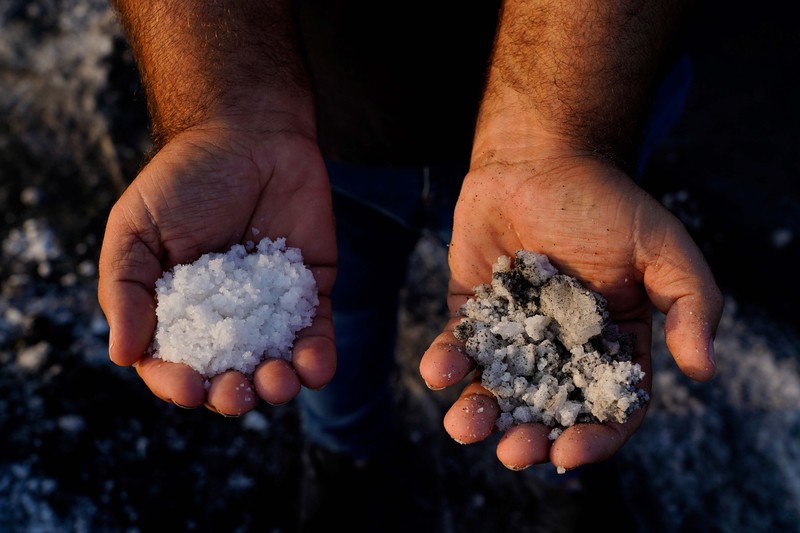 Garam yang terkena abu vulkanik yang disebabkan oleh letusan gunung berapi Cumbre Vieja, di Fuencaliente, di Pulau Canary La Palma, Spanyol. (REUTERS/JUAN MEDINA) Garam yang terkena abu vulkanik yang disebabkan oleh letusan gunung berapi Cumbre Vieja, di Fuencaliente, di Pulau Canary La Palma, Spanyol. (REUTERS/JUAN MEDINA)