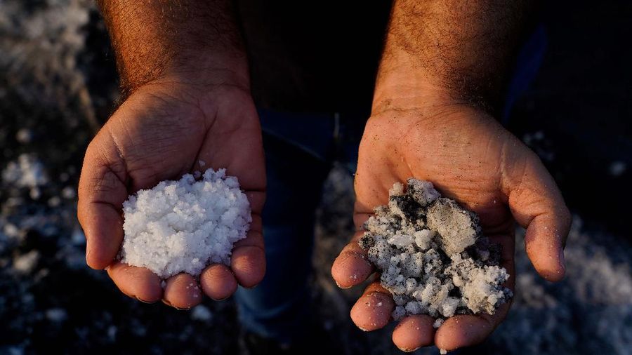 Garam yang terkena abu vulkanik yang disebabkan oleh letusan gunung berapi Cumbre Vieja, di Fuencaliente, di Pulau Canary La Palma, Spanyol. (REUTERS/JUAN MEDINA)