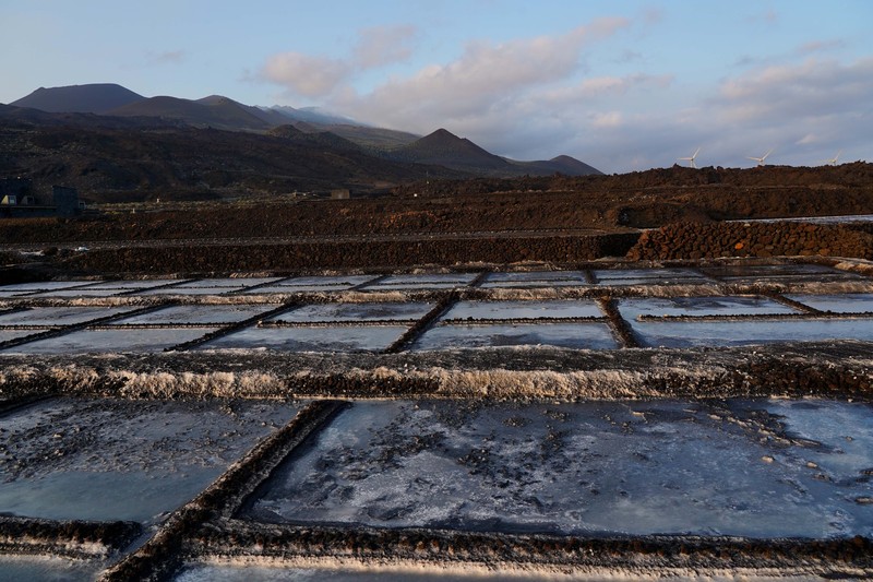 Garam yang terkena abu vulkanik yang disebabkan oleh letusan gunung berapi Cumbre Vieja, di Fuencaliente, di Pulau Canary La Palma, Spanyol. (REUTERS/JUAN MEDINA) Garam yang terkena abu vulkanik yang disebabkan oleh letusan gunung berapi Cumbre Vieja, di Fuencaliente, di Pulau Canary La Palma, Spanyol. (REUTERS/JUAN MEDINA)