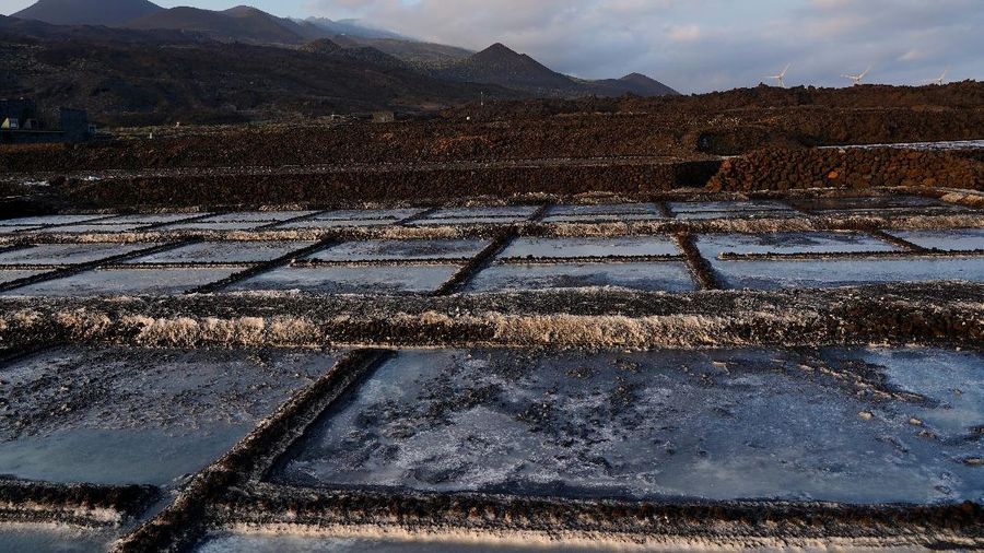 Garam yang terkena abu vulkanik yang disebabkan oleh letusan gunung berapi Cumbre Vieja, di Fuencaliente, di Pulau Canary La Palma, Spanyol. (REUTERS/JUAN MEDINA)