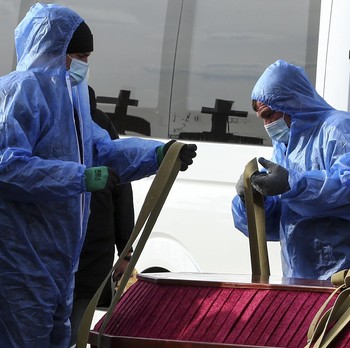 Covid-19 Rusia Menggila, Mengular Antrean Ambulans di RS