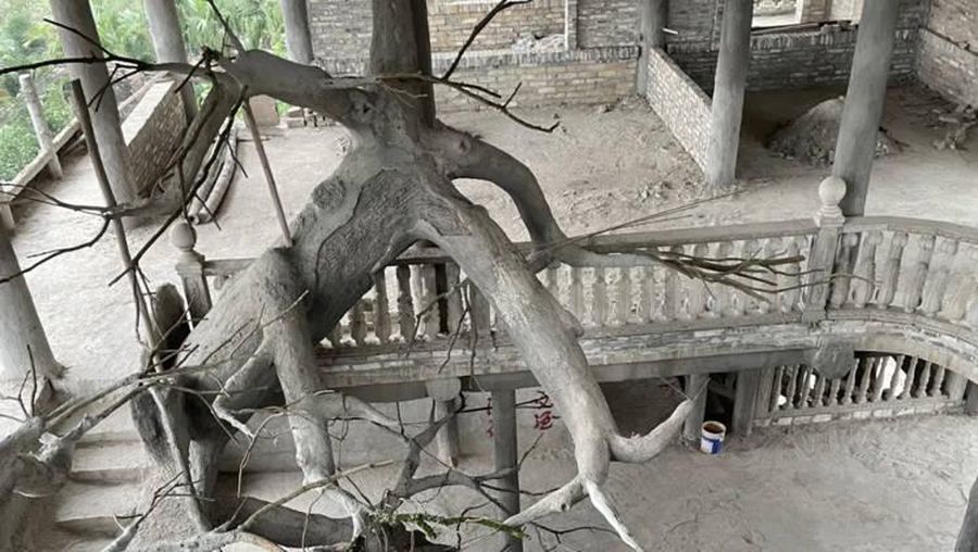 Bangunan teraneh di China yang dibangun oleh petani dan menghabiskan lebih dari $2 Juta  untuk membangunnya. (Tangkapan Layar via Oddity Central)