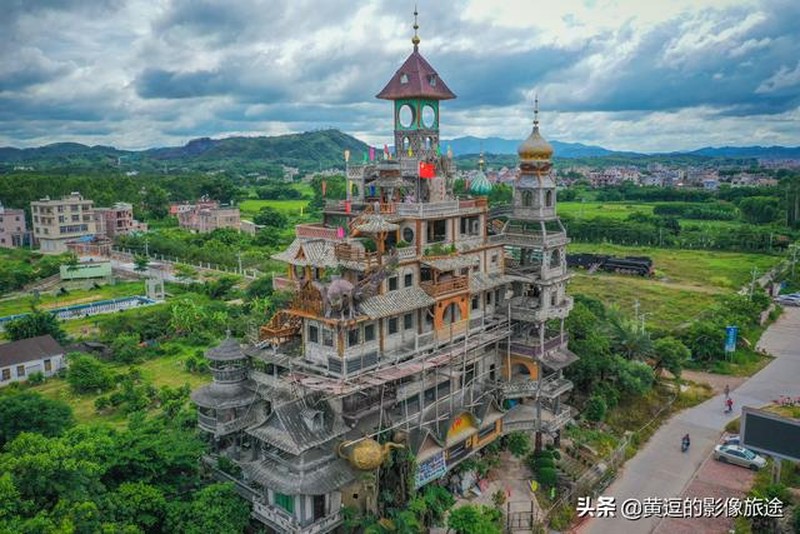 Bangunan teraneh di China yang dibangun oleh petani dan menghabiskan lebih dari $2 Juta untuk membangunnya. (Tangkapan Layar via Oddity Central) Bangunan teraneh di China yang dibangun oleh petani dan menghabiskan lebih dari $2 Juta untuk membangunnya. (Tangkapan Layar via Oddity Central)