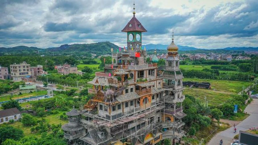 Bangunan teraneh di China yang dibangun oleh petani dan menghabiskan lebih dari $2 Juta  untuk membangunnya. (Tangkapan Layar via Oddity Central)