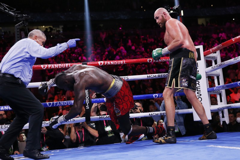 Pertandingan tinju kejuaraan kelas berat WBC antara Tyson Fury dengan Deontay Wilder Boxing - Tyson Fury v Deontay Wilder - WBC Heavyweight Title - T-Mobile Arena, Las Vegas, Nevada, U.S. - October 9, 2021 Tyson Fury in action against Deontay Wilder REUTERS/Steve Marcus TPX IMAGES OF THE DAY
