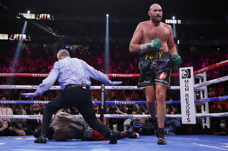 Pertandingan tinju kejuaraan kelas berat WBC antara Tyson Fury dengan Deontay Wilder Boxing - Tyson Fury v Deontay Wilder - WBC Heavyweight Title - T-Mobile Arena, Las Vegas, Nevada, U.S. - October 9, 2021 Tyson Fury in action against Deontay Wilder REUTERS/Steve Marcus TPX IMAGES OF THE DAY