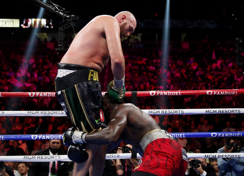 Pertandingan tinju kejuaraan kelas berat WBC antara Tyson Fury dengan Deontay Wilder Boxing - Tyson Fury v Deontay Wilder - WBC Heavyweight Title - T-Mobile Arena, Las Vegas, Nevada, U.S. - October 9, 2021 Tyson Fury in action against Deontay Wilder REUTERS/Steve Marcus TPX IMAGES OF THE DAY