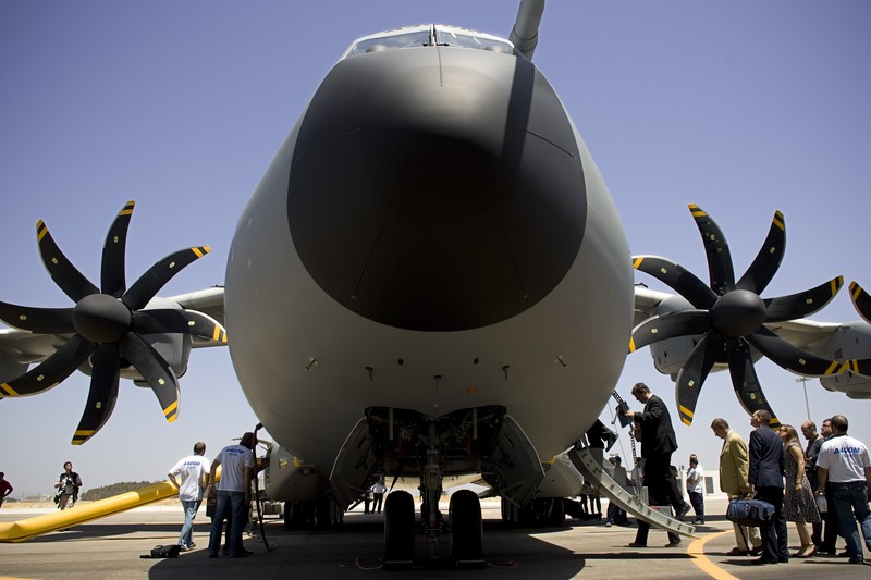 Pesawat angkut militer Airbus A400M An Indonesian Air Force soldier guards in front of British air force RAF A400M transport aircraft during a visit at Halim Perdanakusuma airport in Jakarta, Indonesia, Tuesday, Nov. 12, 2019.(AP Photo/Achmad Ibrahim)