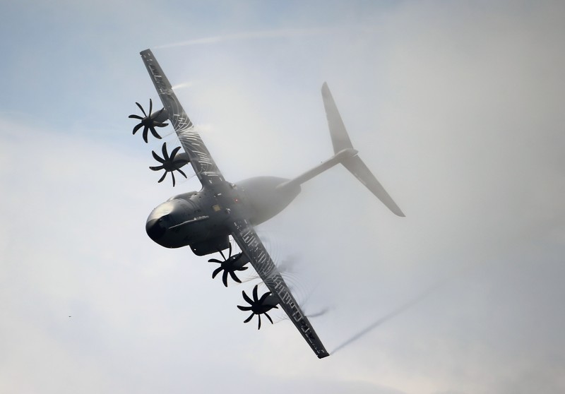 Pesawat angkut militer Airbus A400M An Indonesian Air Force soldier guards in front of British air force RAF A400M transport aircraft during a visit at Halim Perdanakusuma airport in Jakarta, Indonesia, Tuesday, Nov. 12, 2019.(AP Photo/Achmad Ibrahim)