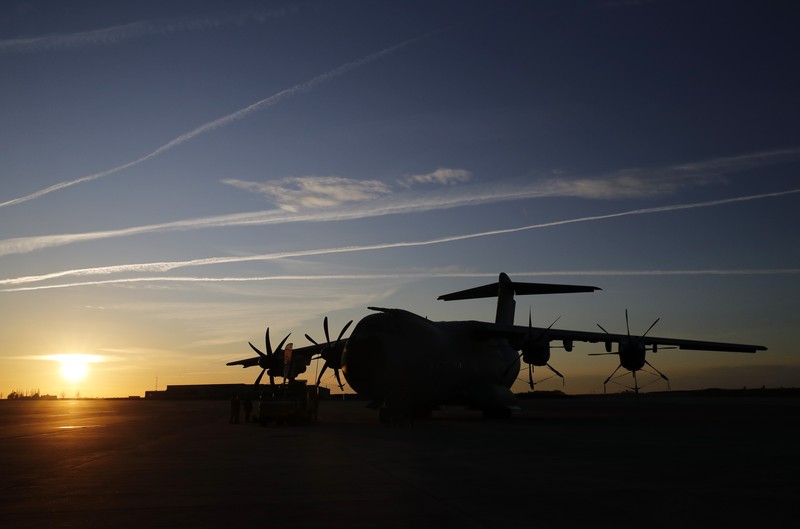 Pesawat angkut militer Airbus A400M An Indonesian Air Force soldier guards in front of British air force RAF A400M transport aircraft during a visit at Halim Perdanakusuma airport in Jakarta, Indonesia, Tuesday, Nov. 12, 2019.(AP Photo/Achmad Ibrahim)