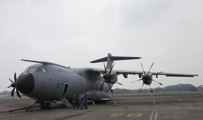 Pesawat angkut militer Airbus A400M An Indonesian Air Force soldier guards in front of British air force RAF A400M transport aircraft during a visit at Halim Perdanakusuma airport in Jakarta, Indonesia, Tuesday, Nov. 12, 2019.(AP Photo/Achmad Ibrahim)