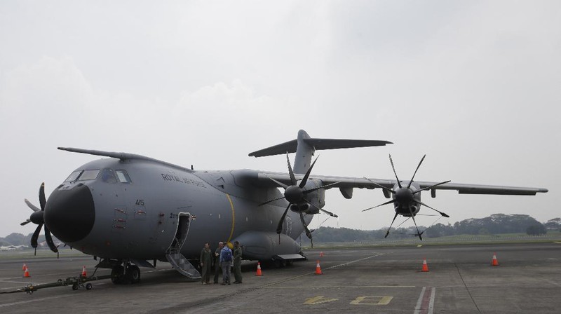 An Indonesian Air Force soldier guards in front of British air force RAF A400M transport aircraft during a visit at Halim Perdanakusuma airport in Jakarta, Indonesia, Tuesday, Nov. 12, 2019.(AP Photo/Achmad Ibrahim)