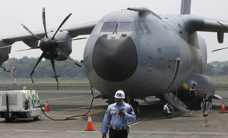Pesawat angkut militer Airbus A400M An Indonesian Air Force soldier guards in front of British air force RAF A400M transport aircraft during a visit at Halim Perdanakusuma airport in Jakarta, Indonesia, Tuesday, Nov. 12, 2019.(AP Photo/Achmad Ibrahim)