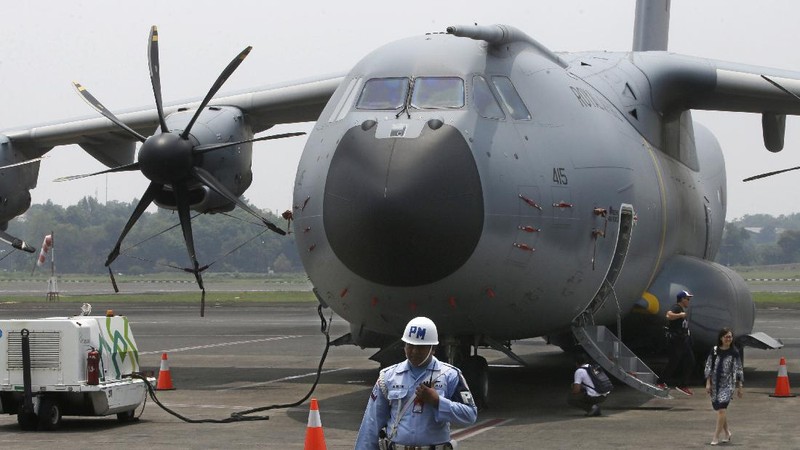 An Indonesian Air Force soldier guards in front of British air force RAF A400M transport aircraft during a visit at Halim Perdanakusuma airport in Jakarta, Indonesia, Tuesday, Nov. 12, 2019.(AP Photo/Achmad Ibrahim)
