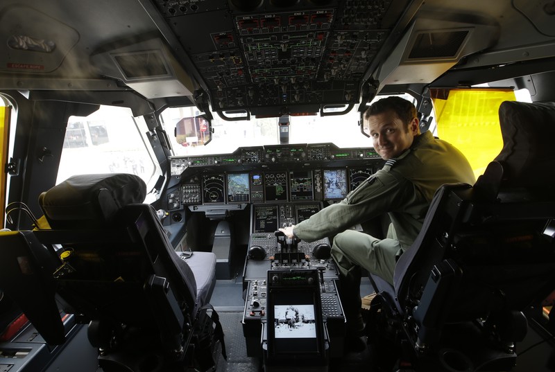Pesawat angkut militer Airbus A400M An Indonesian Air Force soldier guards in front of British air force RAF A400M transport aircraft during a visit at Halim Perdanakusuma airport in Jakarta, Indonesia, Tuesday, Nov. 12, 2019.(AP Photo/Achmad Ibrahim)