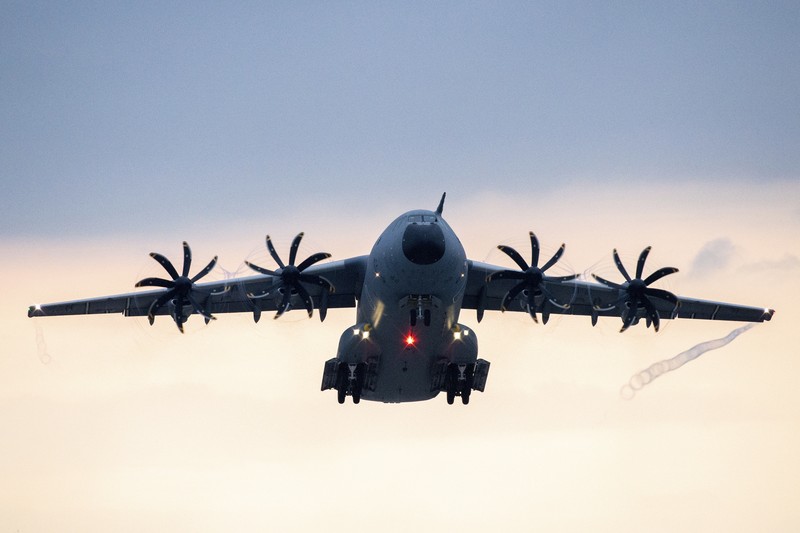 Pesawat angkut militer Airbus A400M An Indonesian Air Force soldier guards in front of British air force RAF A400M transport aircraft during a visit at Halim Perdanakusuma airport in Jakarta, Indonesia, Tuesday, Nov. 12, 2019.(AP Photo/Achmad Ibrahim)
