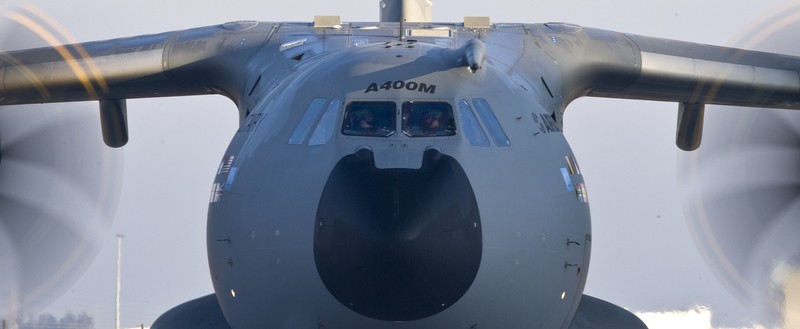 Pesawat angkut militer Airbus A400M An Indonesian Air Force soldier guards in front of British air force RAF A400M transport aircraft during a visit at Halim Perdanakusuma airport in Jakarta, Indonesia, Tuesday, Nov. 12, 2019.(AP Photo/Achmad Ibrahim)