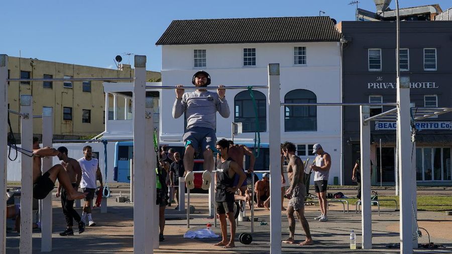 People exercise in an outdoor gym area at Bondi Beach during a coronavirus disease (COVID-19) outbreak lockdown in Sydney, Australia, October 5, 2021. REUTERS/Loren Elliott