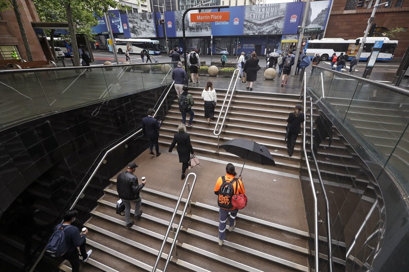 Aktivitas Waga Sydney, Australia Commuters walk out of an underground train station as people filter into the city after more than 100 days of lockdown to help contain the COVID-19 outbreak in Sydney, Monday, Oct. 11, 2021. (AP Photo/Rick Rycroft)