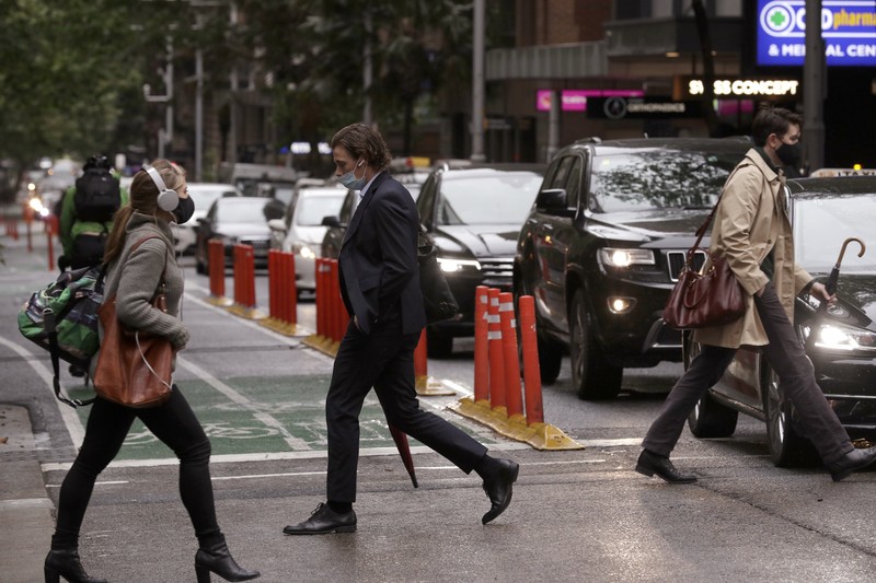 Aktivitas Waga Sydney, Australia Commuters walk out of an underground train station as people filter into the city after more than 100 days of lockdown to help contain the COVID-19 outbreak in Sydney, Monday, Oct. 11, 2021. (AP Photo/Rick Rycroft)
