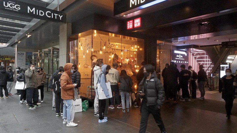 Paguyuban Peternak Rakyat Indonesia (PPRI) melakukan aksi unjuk rasa di depan Gedung DPR RI, Jakarta, Senin (11/1/2021). Aksi tersebut dilakukan seiring tingginya biaya produksi dan anjloknya harga telur. Aksi ini menuntut pemerintah agar keadilan bagi para peternak ayam mandiri, yang selalu dihantui oleh monopoli perusahaan besar (korporasi) dan fluktuasi harga rugi. Para demonstran sebelumnya dipersilahkan untuk membubarkan diri karena Jakarta masih dalam PPKM namun semua pengunjuk rasa sudah mempunyai surat antigen yang sudah mereka lakukan sebelum aksi.  (CNBC Indonesia/ Tri Susilo)