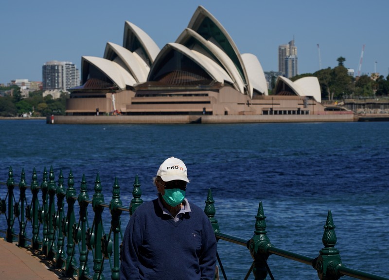 Aktivitas Waga Sydney, Australia Commuters walk out of an underground train station as people filter into the city after more than 100 days of lockdown to help contain the COVID-19 outbreak in Sydney, Monday, Oct. 11, 2021. (AP Photo/Rick Rycroft)