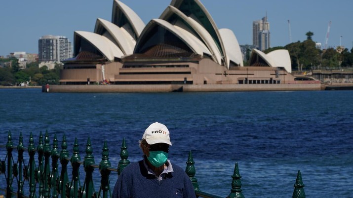 Aktivitas Waga Sydney, Australia FILE PHOTO: A person in protective face mask walks along the harbour waterfront across from the Sydney Opera House during a lockdown to curb the spread of coronavirus disease (COVID-19) outbreak in Sydney, Australia, October 6, 2021. REUTERS/Loren Elliott/File Photo