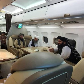 Gaya 'Kongkow-kongkow' Petinggi Taliban di Pertemuan Qatar
