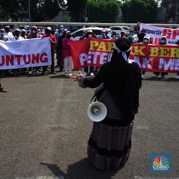 Potret Peternak Ayam Blitar & Kendal 'Geruduk' Gedung DPR RI