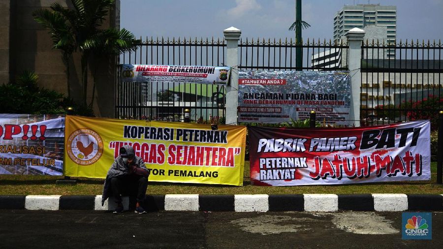 Paguyuban Peternak Rakyat Indonesia (PPRI) melakukan aksi unjuk rasa di depan Gedung DPR RI, Jakarta, Senin (11/1/2021). Aksi tersebut dilakukan seiring tingginya biaya produksi dan anjloknya harga telur. Aksi ini menuntut pemerintah agar keadilan bagi para peternak ayam mandiri, yang selalu dihantui oleh monopoli perusahaan besar (korporasi) dan fluktuasi harga rugi. Para demonstran sebelumnya dipersilahkan untuk membubarkan diri karena Jakarta masih dalam PPKM namun semua pengunjuk rasa sudah mempunyai surat antigen yang sudah mereka lakukan sebelum aksi.  (CNBC Indonesia/ Tri Susilo)