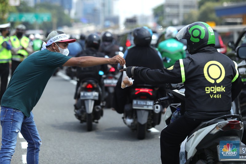 Paguyuban Peternak Rakyat Indonesia (PPRI) melakukan aksi unjuk rasa di depan Gedung DPR RI, Jakarta, Senin (11/1/2021). Aksi tersebut dilakukan seiring tingginya biaya produksi dan anjloknya harga telur. Aksi ini menuntut pemerintah agar keadilan bagi para peternak ayam mandiri, yang selalu dihantui oleh monopoli perusahaan besar (korporasi) dan fluktuasi harga rugi. Para demonstran sebelumnya dipersilahkan untuk membubarkan diri karena Jakarta masih dalam PPKM namun semua pengunjuk rasa sudah mempunyai surat antigen yang sudah mereka lakukan sebelum aksi.  (CNBC Indonesia/ Tri Susilo)
