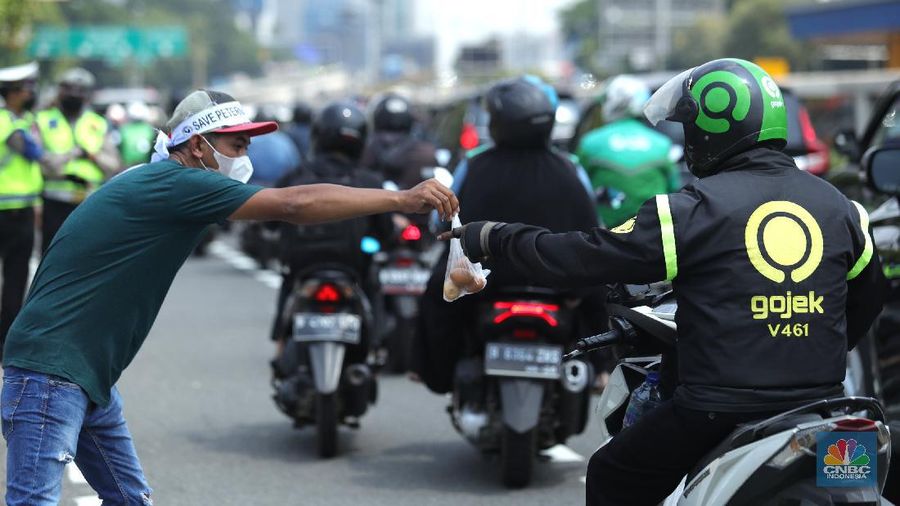 Paguyuban Peternak Rakyat Indonesia (PPRI) melakukan aksi unjuk rasa di depan Gedung DPR RI, Jakarta, Senin (11/1/2021). Aksi tersebut dilakukan seiring tingginya biaya produksi dan anjloknya harga telur. Aksi ini menuntut pemerintah agar keadilan bagi para peternak ayam mandiri, yang selalu dihantui oleh monopoli perusahaan besar (korporasi) dan fluktuasi harga rugi. Para demonstran sebelumnya dipersilahkan untuk membubarkan diri karena Jakarta masih dalam PPKM namun semua pengunjuk rasa sudah mempunyai surat antigen yang sudah mereka lakukan sebelum aksi.  (CNBC Indonesia/ Tri Susilo)