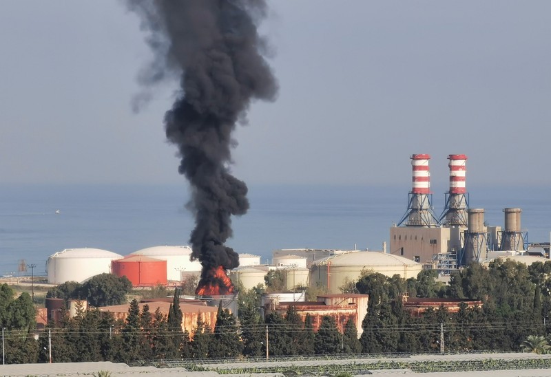 Kebakaran terjadi di fasilitas penyimpanan bahan bakar utama di wilayah Lebanon Firefighters work to extinguish a fire at an oil facility in the southern town of Zahrani, south of the port city of Sidon, Lebanon, Monday, Oct. 11, 2021. The cause of the huge fire was not immediately known. (AP Photo/Hassan Ammar)
