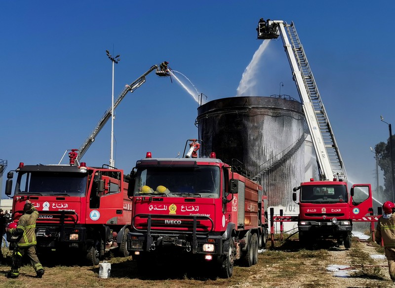 Kebakaran terjadi di fasilitas penyimpanan bahan bakar utama di wilayah Lebanon Firefighters work to extinguish a fire at an oil facility in the southern town of Zahrani, south of the port city of Sidon, Lebanon, Monday, Oct. 11, 2021. The cause of the huge fire was not immediately known. (AP Photo/Hassan Ammar)